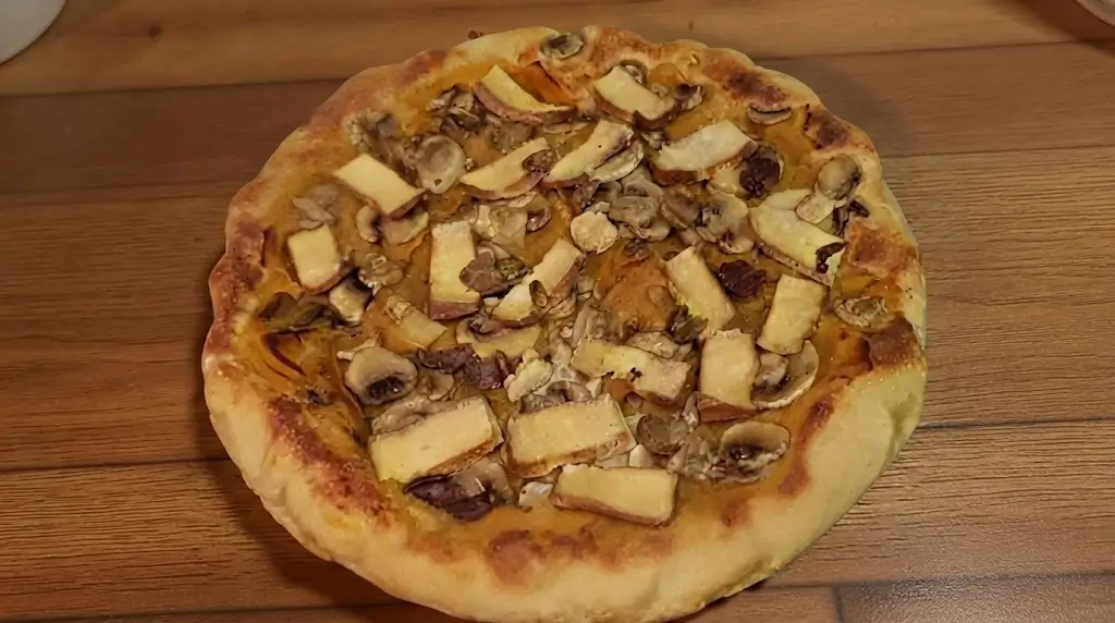 Pizza vegana con semola e doppia cottura padella e forno
