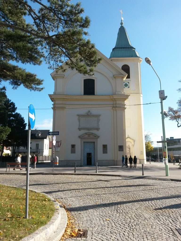 Una tipica chiesa con il caratteristico tetto verde a bulbo