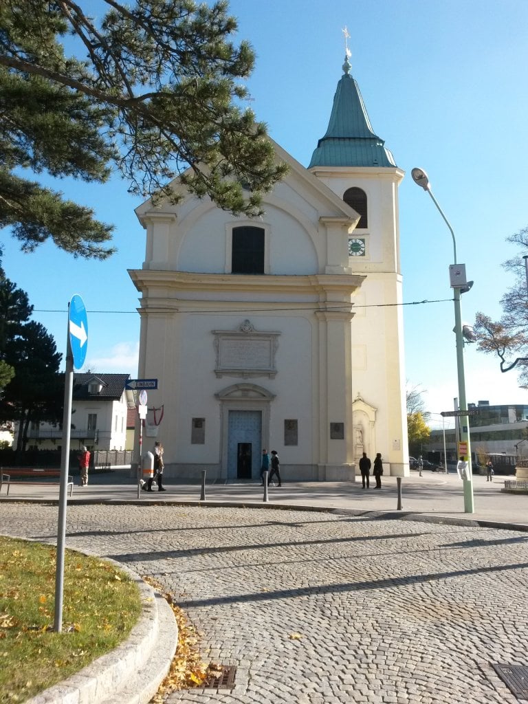 Dettaglio della chiesa di quartiere con cielo azzurro terso