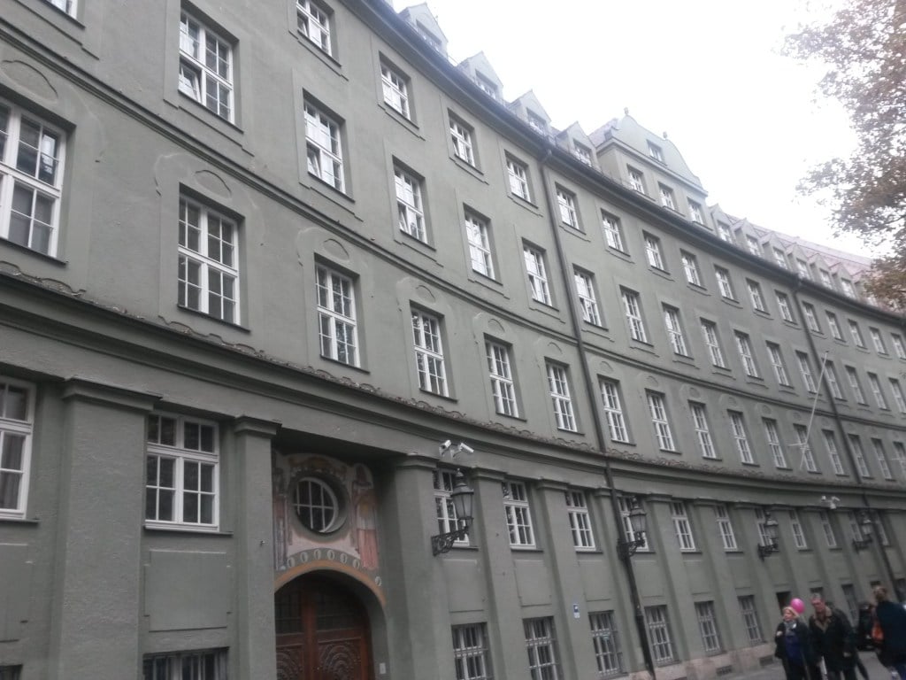 Dettaglio dei classici palazzi storici con la caratteristica facciata grigia