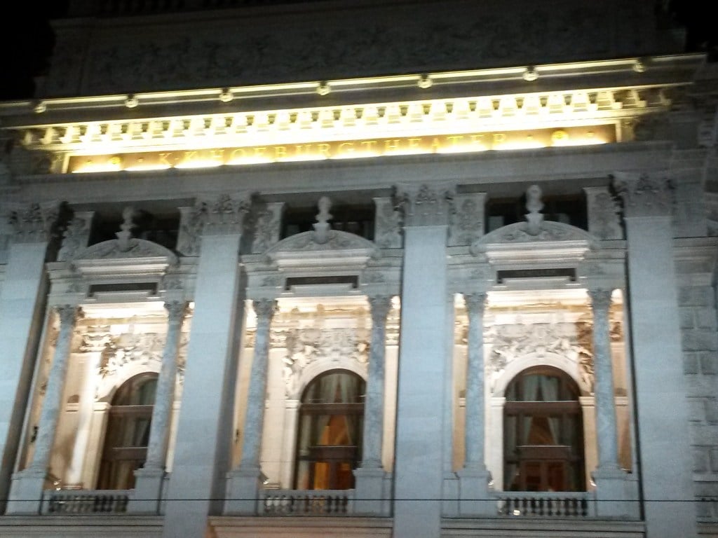 La facciata illuminata del Teatro di corte o edificio storico la sera
