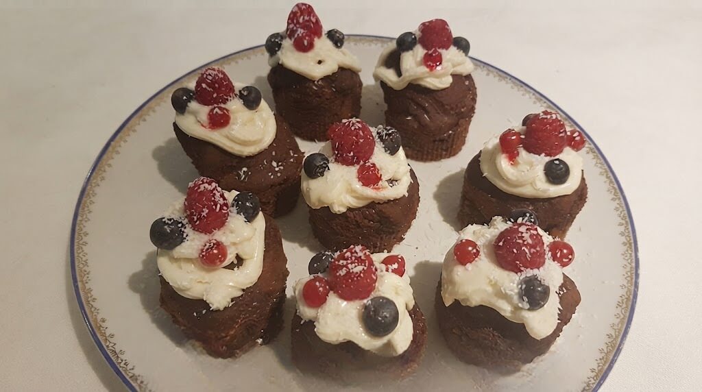 Muffin alla barbabietola , yogurt di soia e cacao