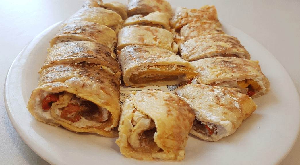 Rotolo di frittata omelette veg di farina di ceci con formaggio spalmabile e peperoni arrostiti