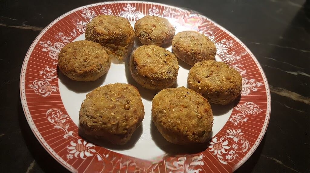 Polpette di grano tenero e legumi misti con semi di finocchio accompagnate da una salsa remoulade