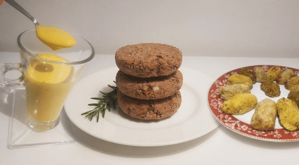 Burger di fagioli rossi e grano saraceno con salsa di yogurt di soia alla curcuma e zafferano