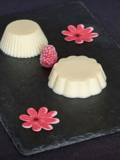 Cioccolato bianco vegano su piatto ardesia nero