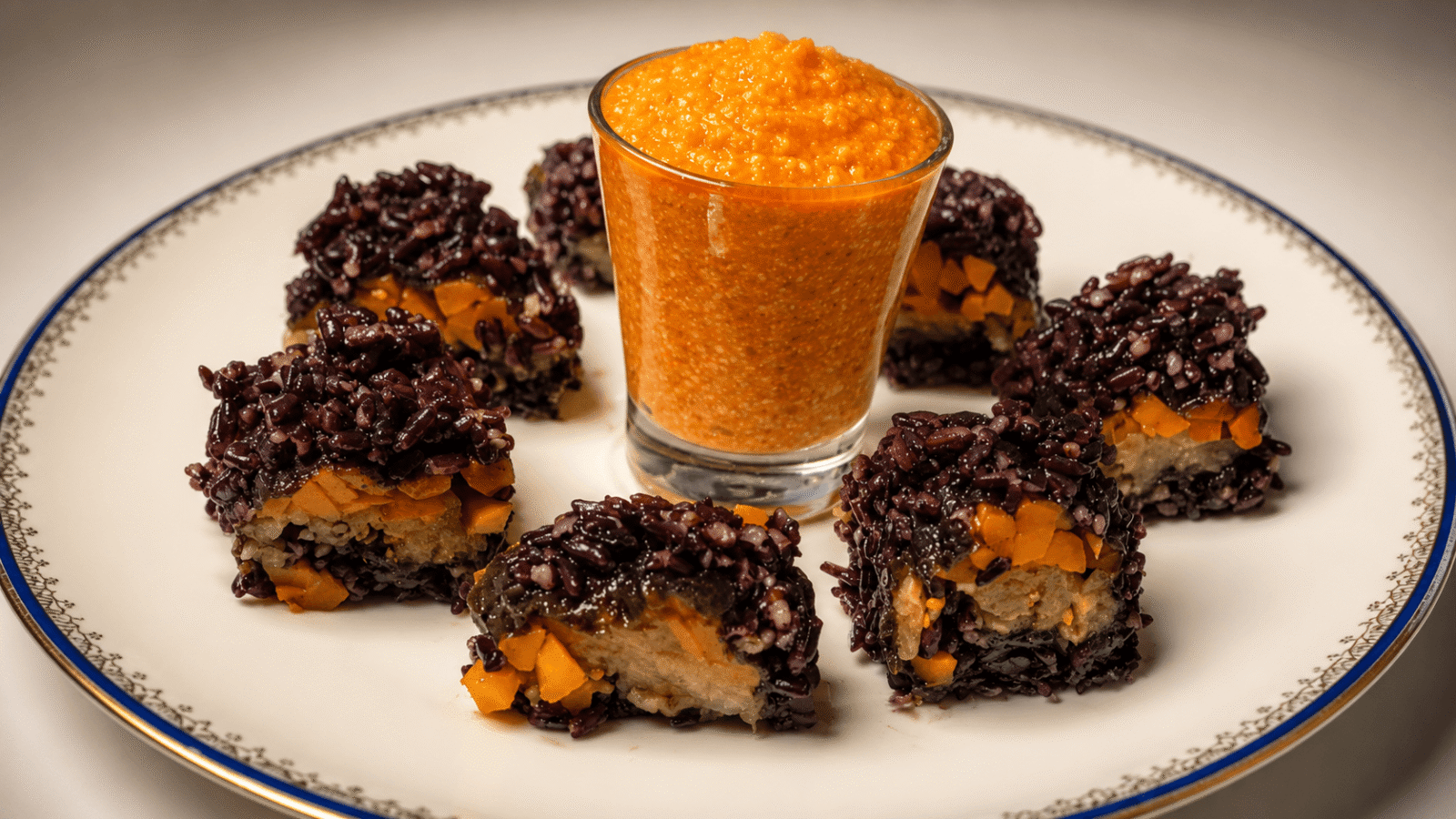 Sushi vegano di finocchi brasati carote marinate piccanti con riso nero