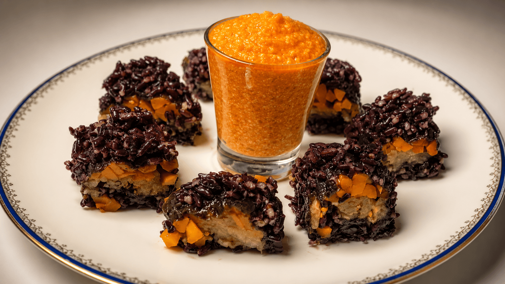 Sushi vegano di finocchi brasati carote marinate piccanti con riso nero