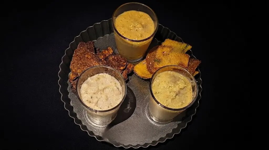 Tris di hummus con scalogno caramellato:di cavolfiore/con avocado e lime/di lenticchie al curry e mango