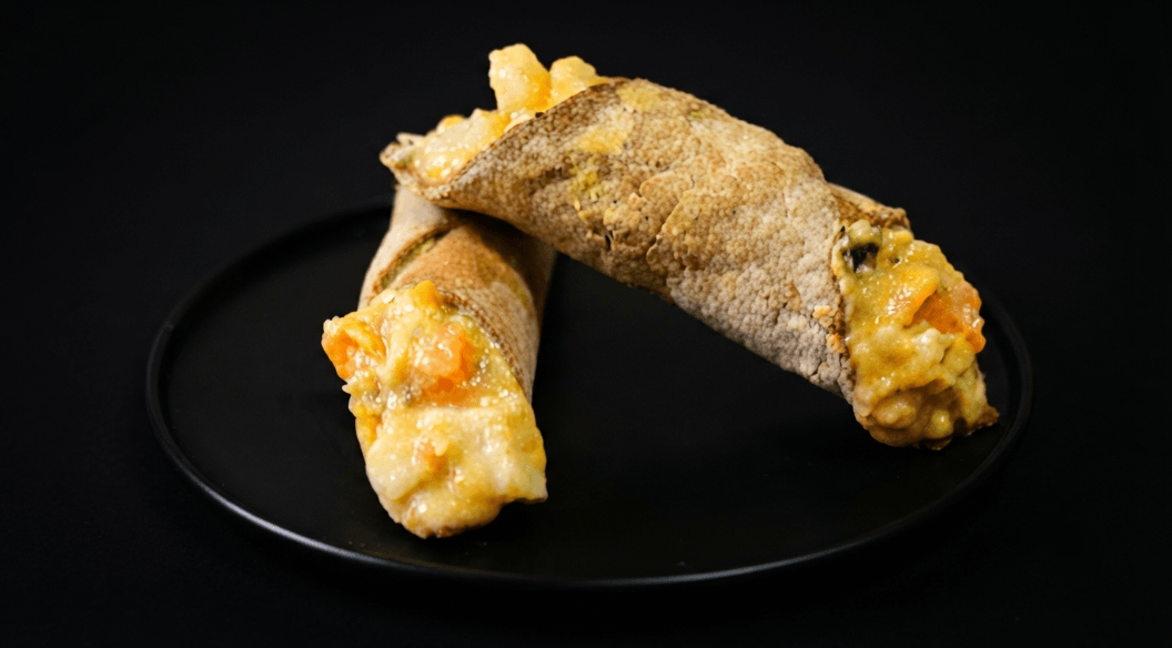 Cannolo salato senza glutine ripieno di insalata russa invernale