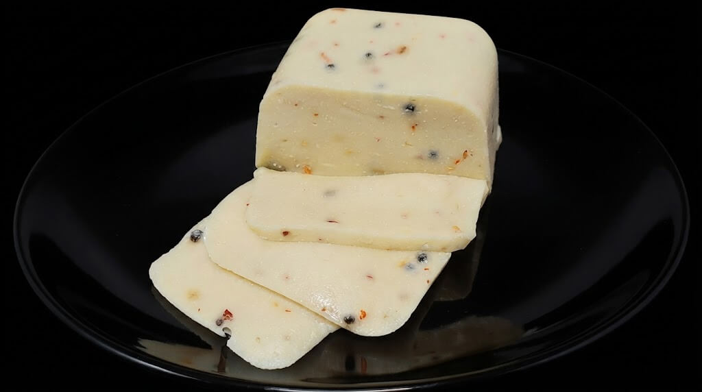 Formaggio tipo monterey jack al pepe e peperoncino