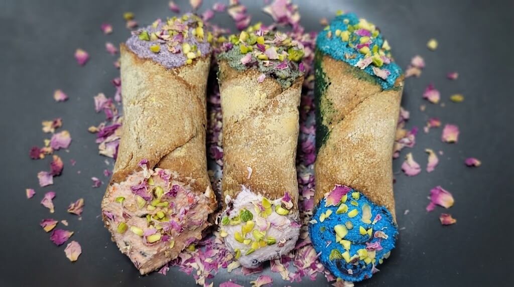 Cannoli con ricotta colorata