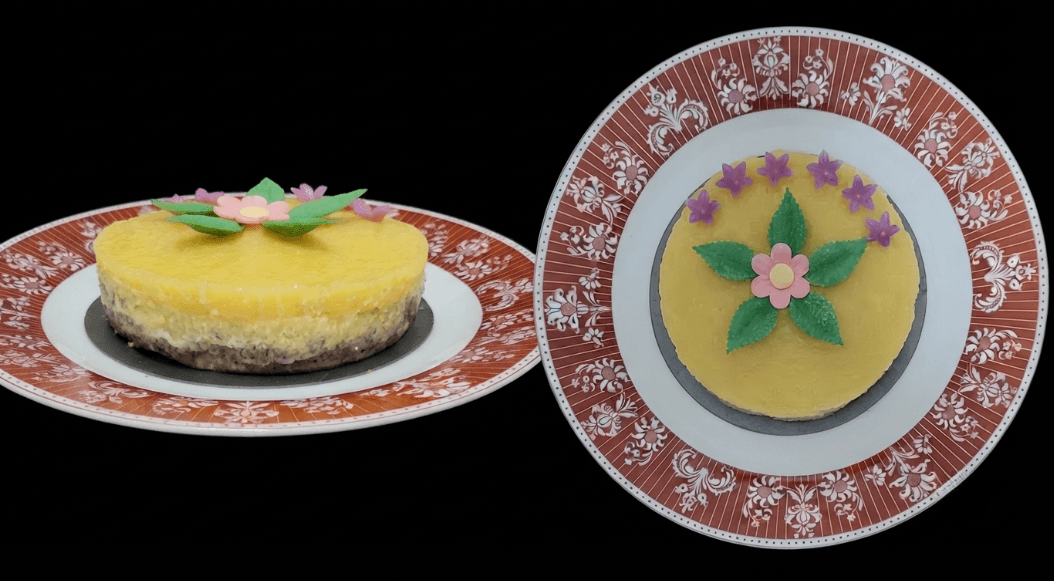 Torta crudista con crema e topping all'ananas