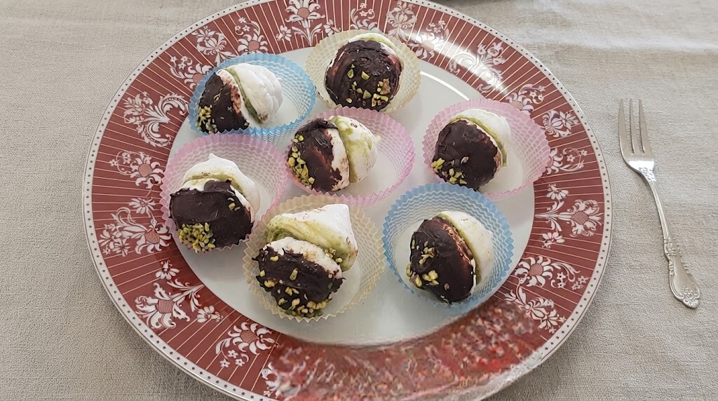 Baci vegani di meringa al cioccolato bianco e tè matcha