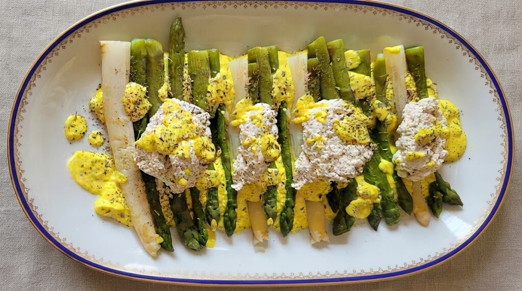 Asparagi con ricotta e salsa alla curcuma e limone