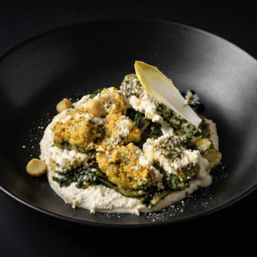 Gnocchi paglia e fieno con cicoria cimata e stracciatella di macadamia