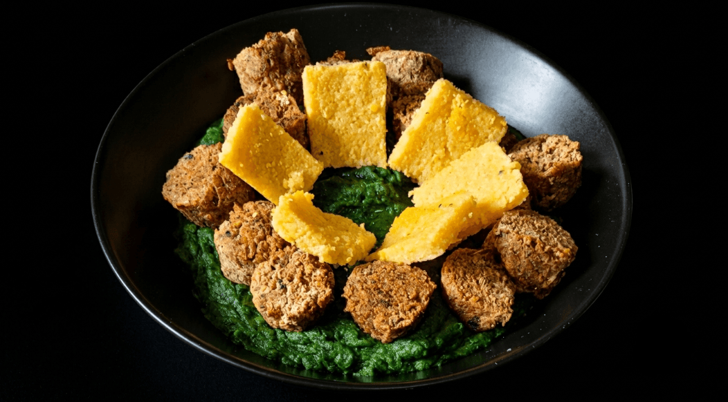 Salsiccia arrosto purea di cicoria e chips di polenta