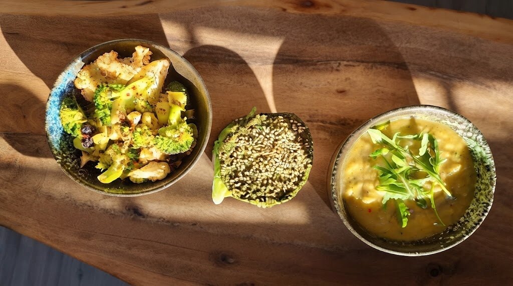 RICETTE CRUDISTE : Panino con hamburger crudista e guacamole/Bocconcini di cavolfiore e broccoli alla messicana/Zuppa di avocado, cipolla e mela