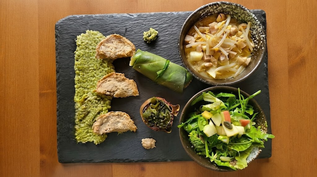 RICETTE CRUDISTE : Insalata in verde e mela/Involtini di bieta e broccoli/Cuori di carciofi crudisti ripieni al sapore di mare/Zuppa di Kathal di jackfruit e mela verde/Ravioli di jackfruit ai funghi su salsa ai broccoli