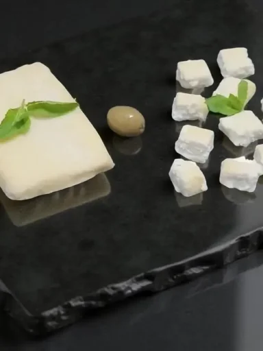 Feta greca di mandorle