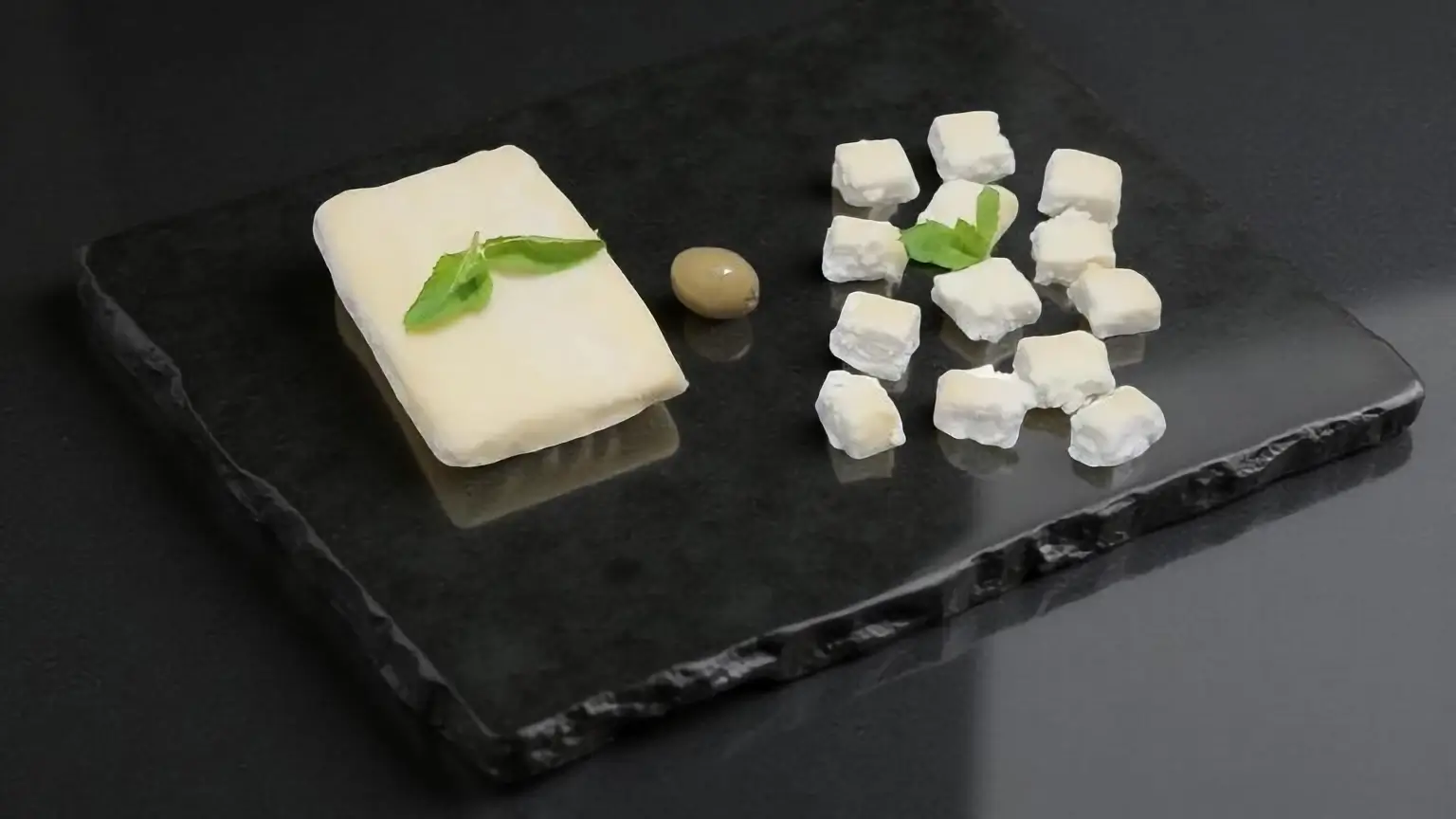 Feta greca di mandorle