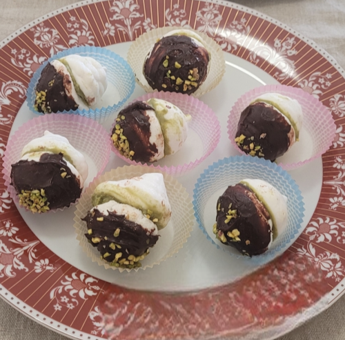 Baci vegani di meringa al cioccolato bianco e tè matcha