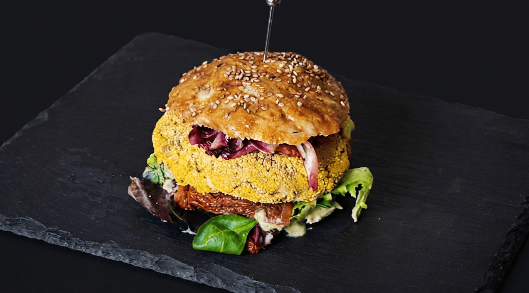 Bao burger vegan su piatto ardeia nero