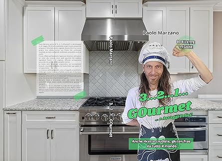 Un uomo in cucina con un cappello da chef, sorridente e che mostra un gesto di vittoria. Sullo sfondo, una cucina moderna con elettrodomestici in acciaio inox e piastrelle bianche.