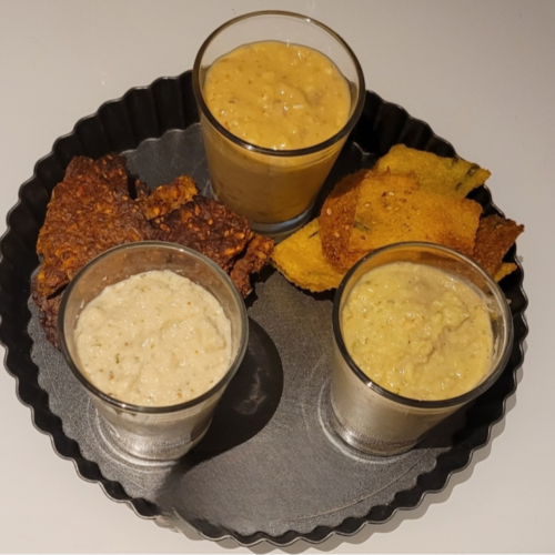 Tris di hummus con scalogno caramellato hummus di cavolfiore hummus con avocado e lime hummus di lenticchie al curry e mango