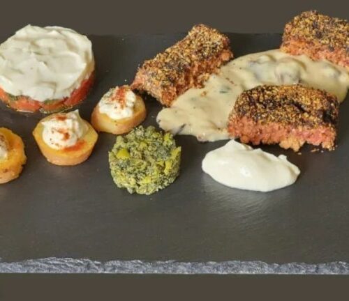 Tataki di bistecchine di soia ,con tartare di pomodori e mousse di stracchino, battuto di olive e bottarga, crostini di patata rossa con stracchino piccante