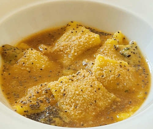 Agnolotti del plin ripieni di ceci con glassa e burro ai funghi