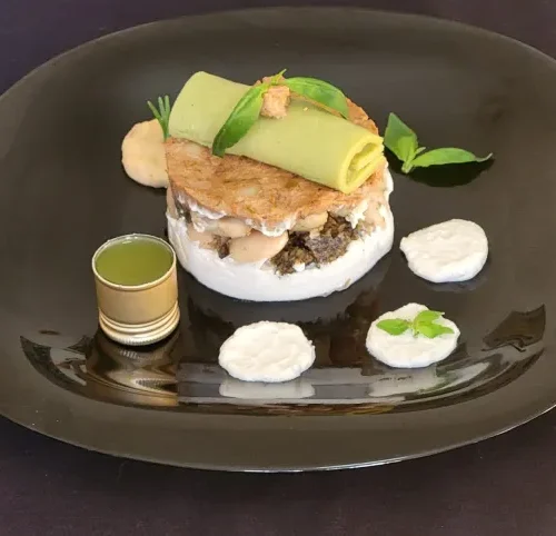Ricotta di soia, fagioli, pomodori verdi, erbe fresche e mini wasa crudisti ed un cannellone di avocado ripieno di crema di fagioli con salsa romesco