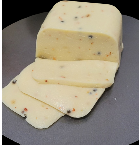 Formaggio tipo monterey jack al pepe e peperoncino