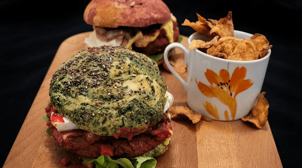 Veggie burger con buns burger colorati fatti in casa
