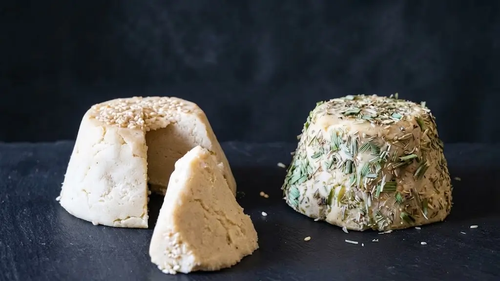 Forma di formaggio vegano di sedano rapa con erbe