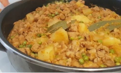 Spezzatino con bocconcini di soia con patate e piselli