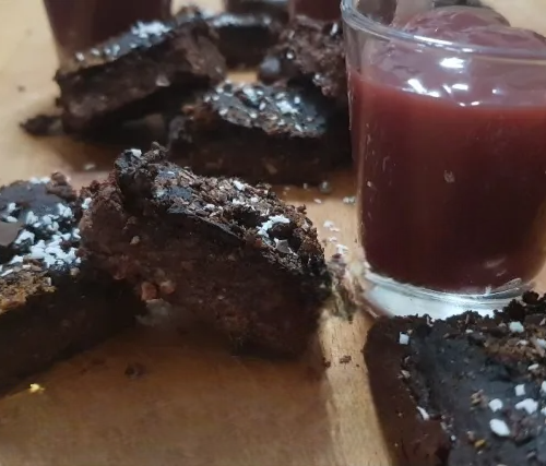 Brownies di fagioli azuki, frutta secca e cacao senza farine ,accompagnati da salsa di melagrana ,mela e uva