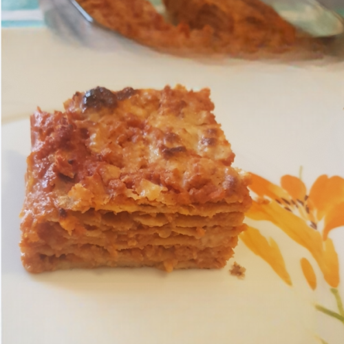 Lasagne con crepes al tè matcha con ragù di soia e besciamella di mandorla