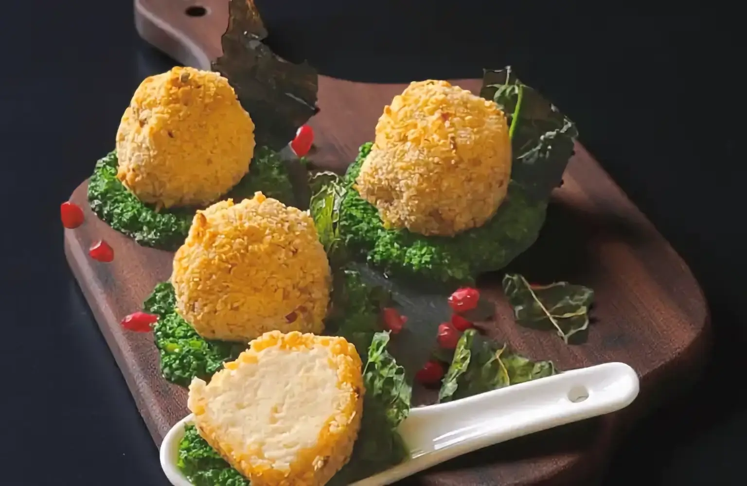 Veggarelline croccanti su pesto di cavolo nero e chips gourmet