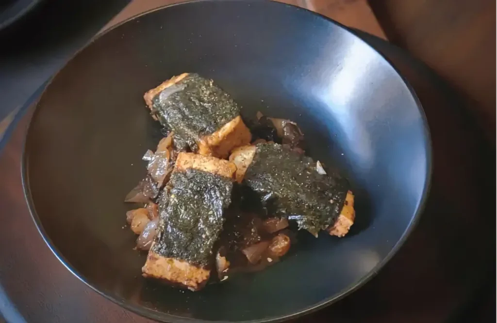 Tofu agrodolce in umido , la versione vegana e moderna dello stufato di pesce medievale