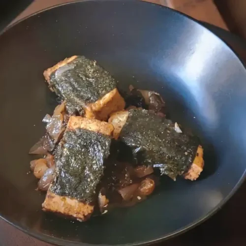 Tofu agrodolce in umido , la versione vegana e moderna dello stufato di pesce medievale