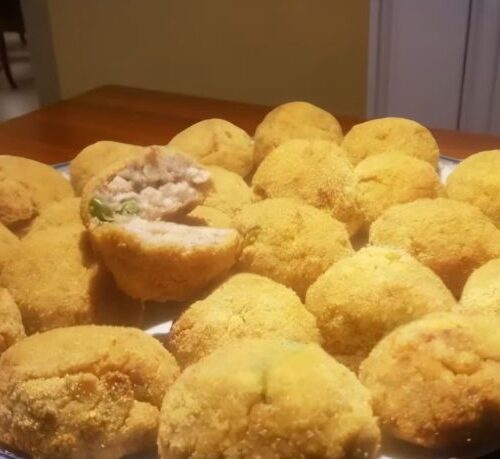 Polpette di riso, piselli e macinato di soia con salsa di stracchino con contorno di purè di patate alla curcuma