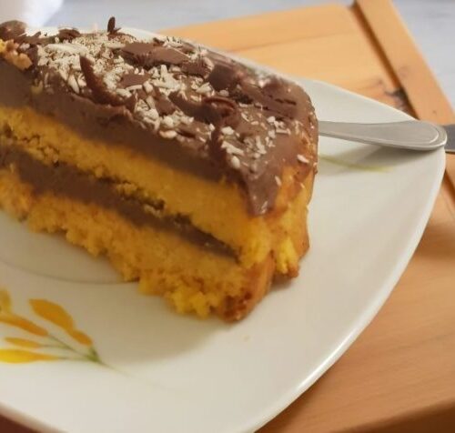 Torta di carote e mandorle (torta camilla), con frosting dolce di avocado al cioccolato