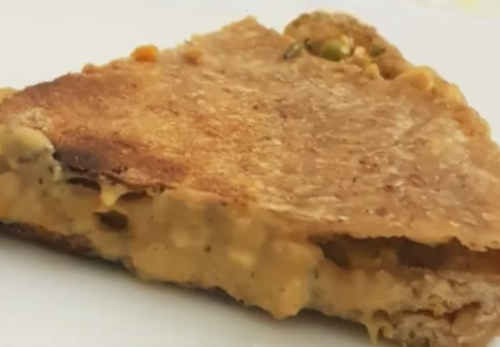 Focaccia in padella ripiena di tempeh e besciamella