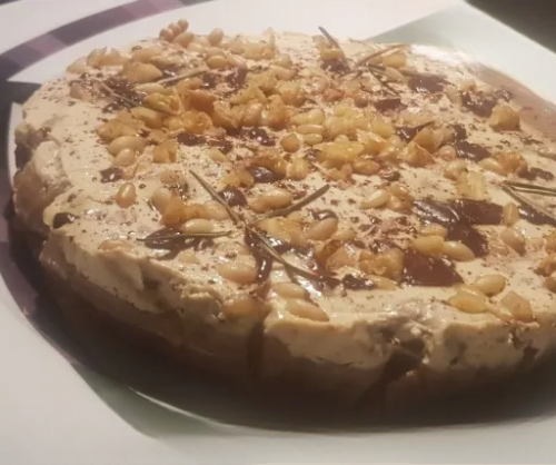 Castagnaccio con topping di Ricotta di soia , frutta secca e Cioccolato