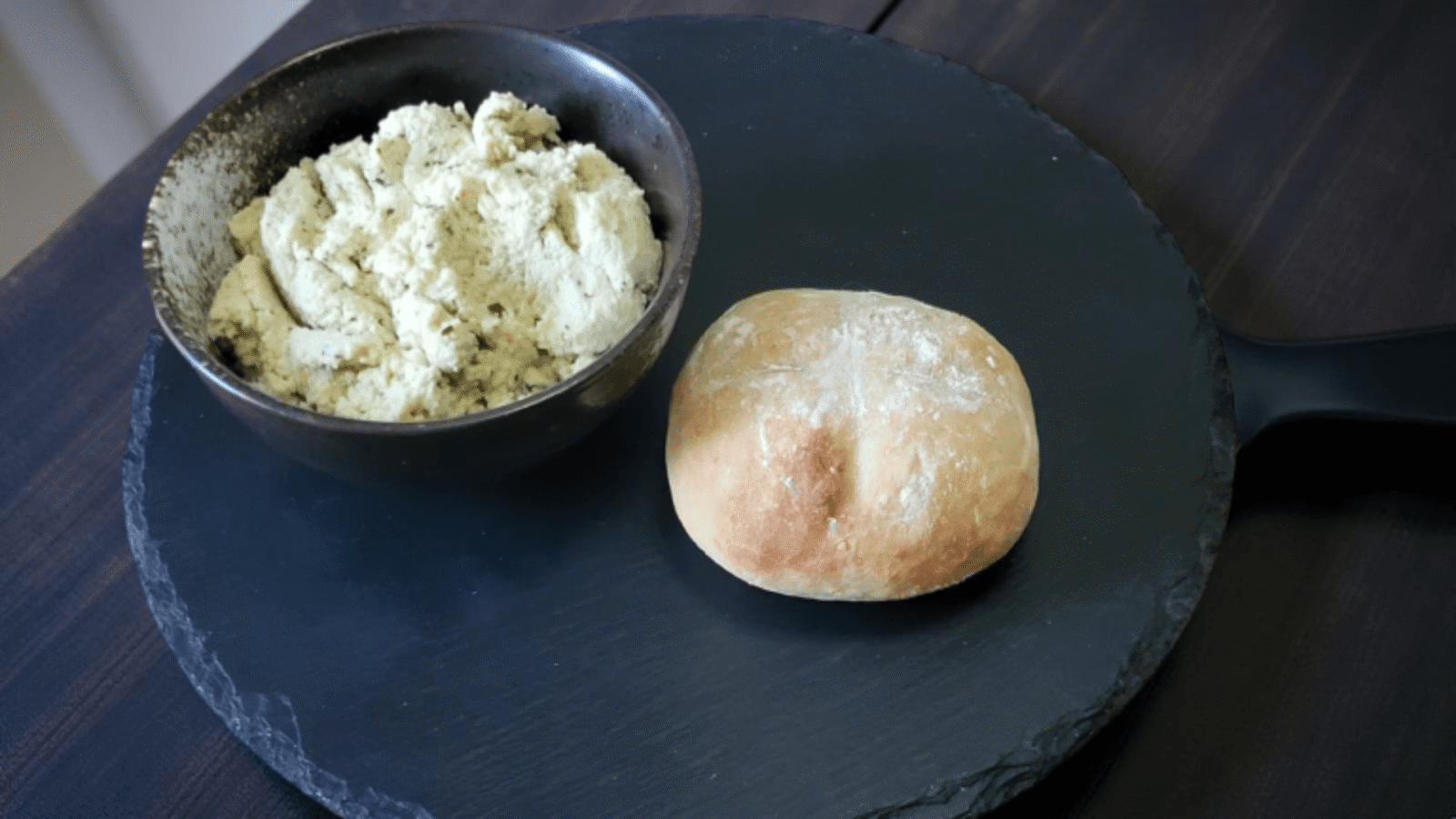 Pane e moretum medievale vegano