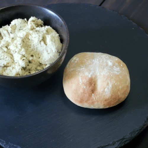 Pane e moretum vegano: un piatto dall’antica roma alla tua tavola