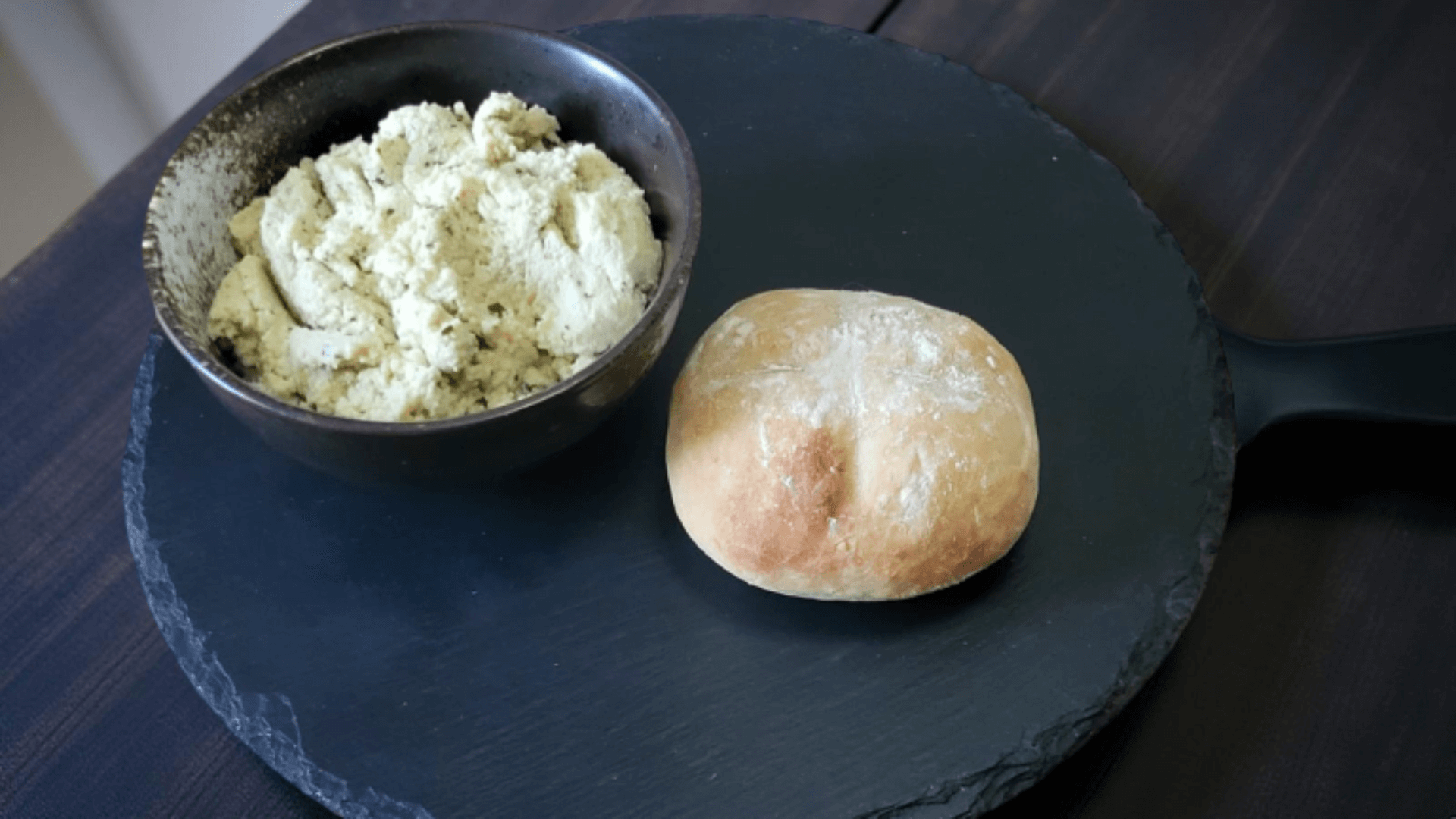 Pane e moretum medievale vegano