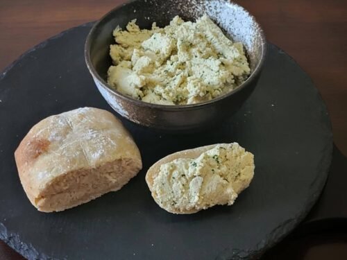 Pane e moretum vegano