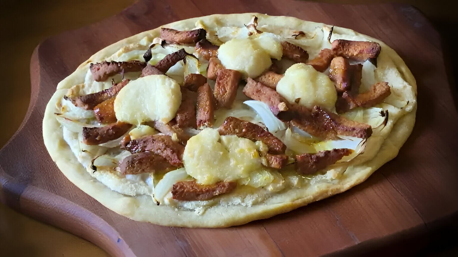 Tarte Flambée, l’antenata della pizza nata nei forni dell’Alsazia medievale in chiave vegana e moderna